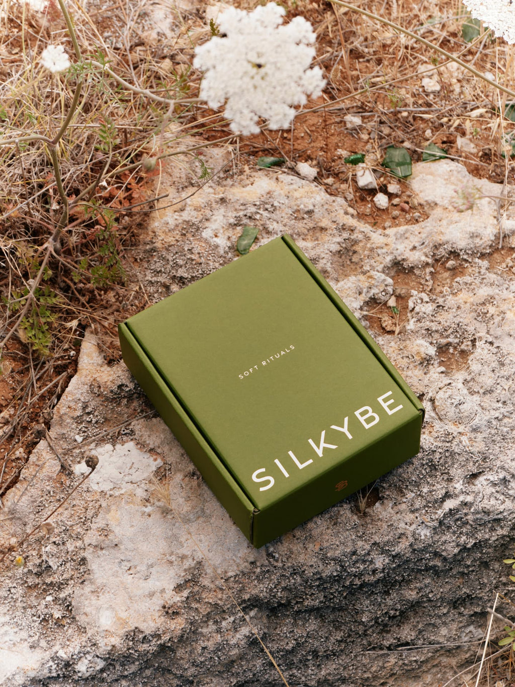 The Ritual Box Silkybe tra rocce e fiori