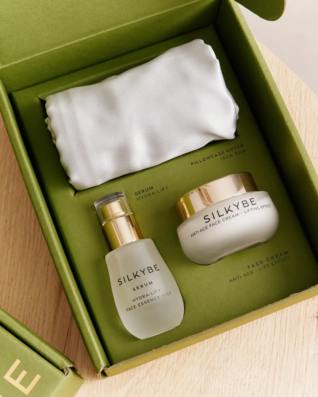 Contenuto del box Silkybe: siero, crema e federa in seta